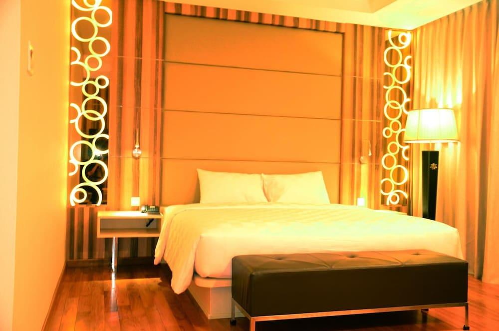 Hill Batam 4*