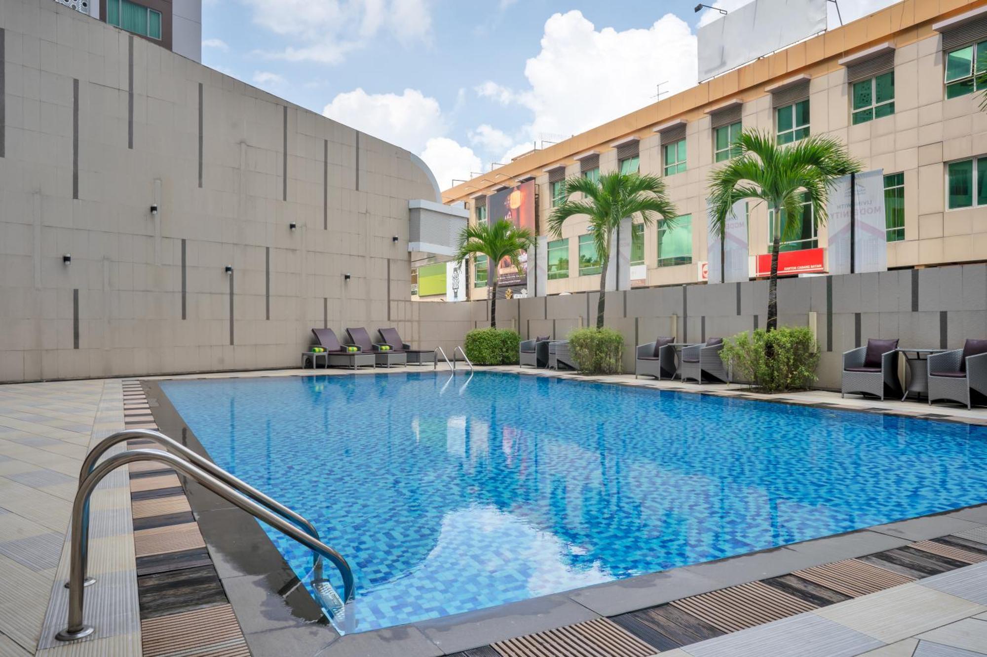 Hill Batam 4*