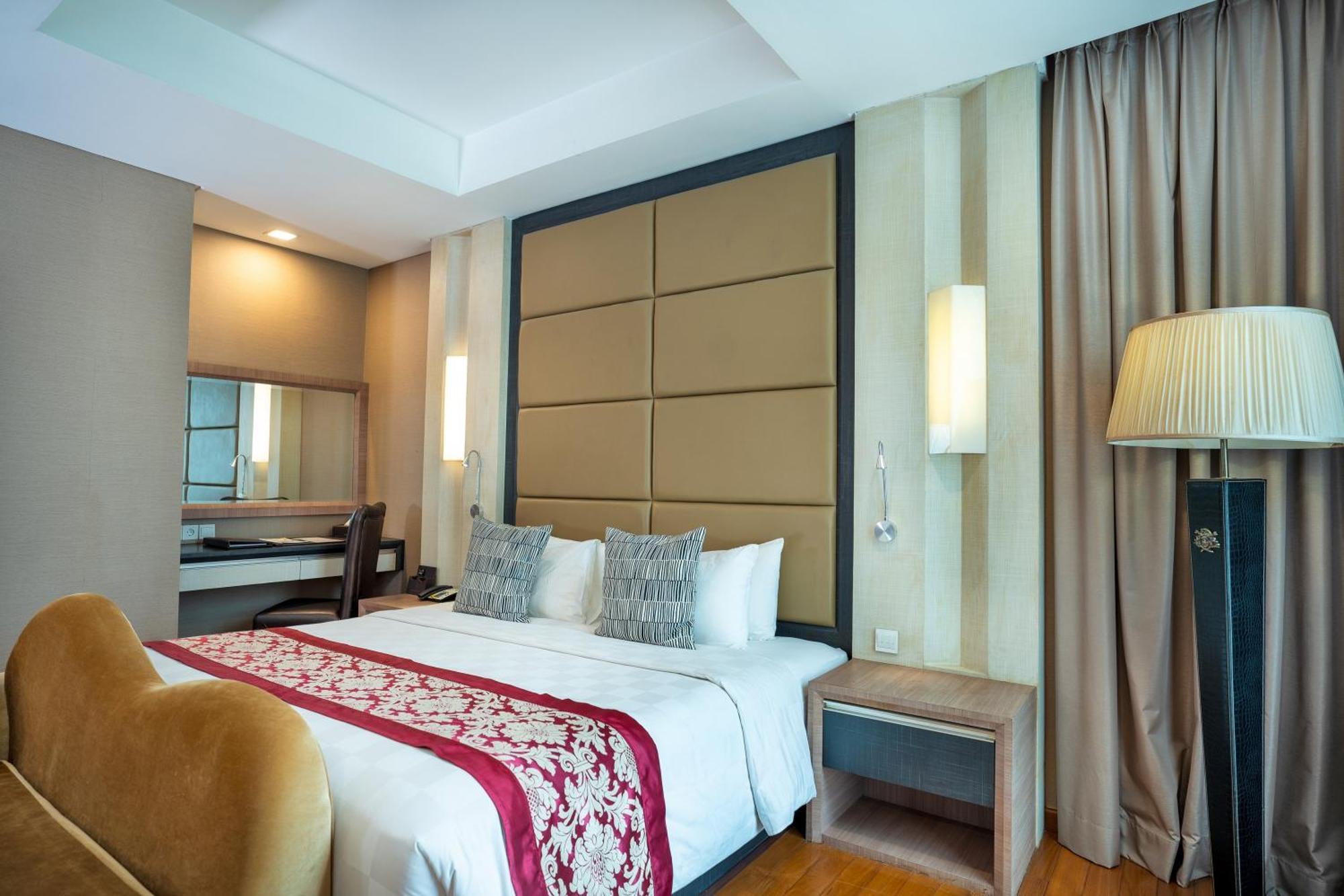 Hill Batam 4*